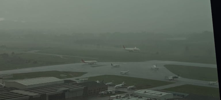 Así se ven las pistas de aterrizaje, tras las fuertes lluvias, del Aeropuerto Internacional Alfonso Bonilla Aragón.
