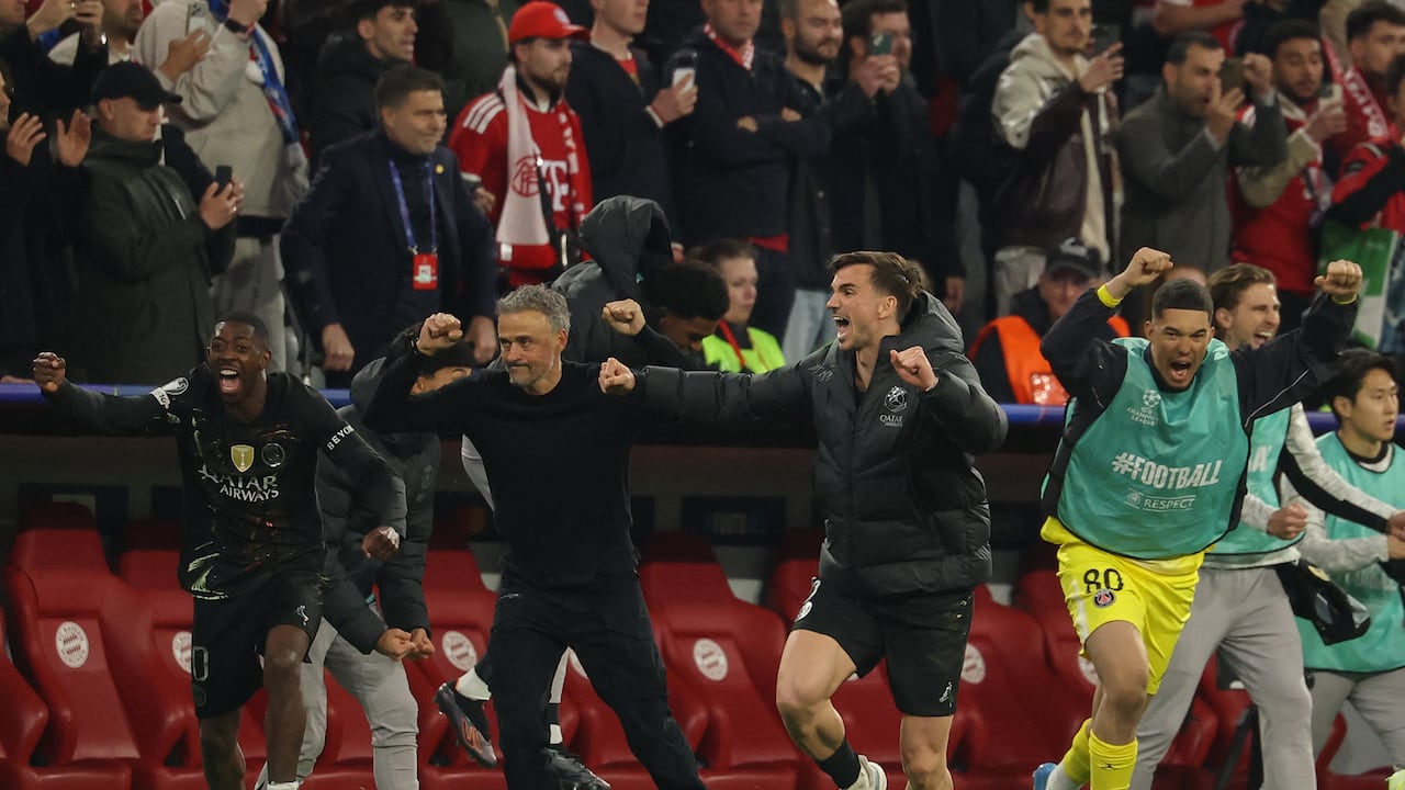El entrenador español del Paris Saint-Germain, Luis Enrique, y sus jugadores, incluido el delantero francés número 10 del Paris Saint-Germain, Ousmane Dembélé (izquierda), celebran tras el partido de vuelta de las semifinales de la Liga de Campeones de la UEFA entre el FC Bayern de Múnich y el Paris Saint-Germain (PSG) en Múnich, al sur de Alemania, el 6 de mayo de 2026. (Foto de Odd Andersen / AFP)