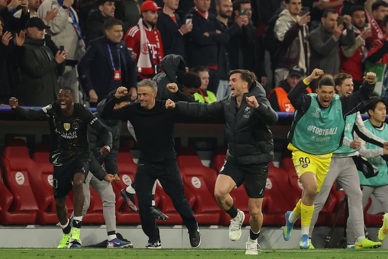 El entrenador español del Paris Saint-Germain, Luis Enrique, y sus jugadores, incluido el delantero francés número 10 del Paris Saint-Germain, Ousmane Dembélé (izquierda), celebran tras el partido de vuelta de las semifinales de la Liga de Campeones de la UEFA entre el FC Bayern de Múnich y el Paris Saint-Germain (PSG) en Múnich, al sur de Alemania, el 6 de mayo de 2026. (Foto de Odd Andersen / AFP)