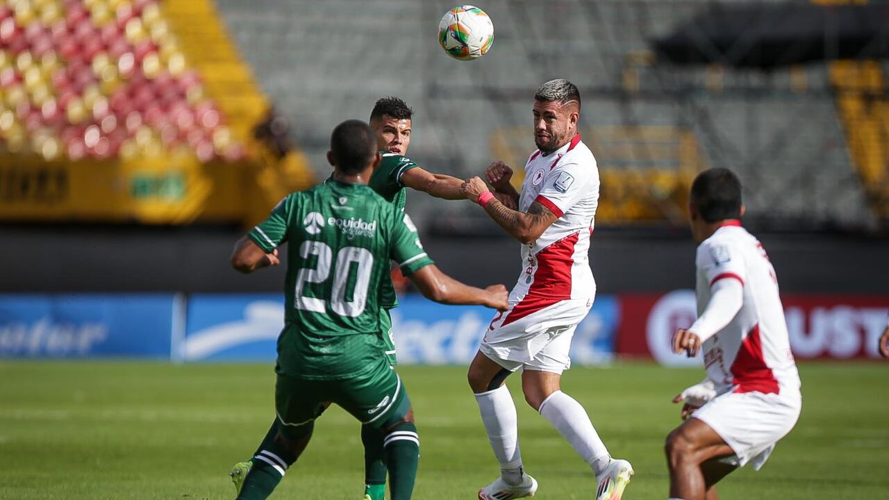 Rodrigo Holgado en medio de la defensa 'aseguradora'.