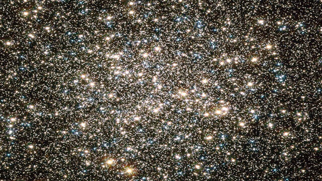 Los científicos han encontrado pruebas sólidas de que existían estrellas supermasivas dentro de los cúmulos globulares cuando se formaron hace 13.000 millones de años. Aquí, una imagen del cúmulo globular M13, a 22 000 años luz de la Tierra, que consta de un millón de estrellas comprimidas en un espacio de 150 años luz de diámetro.