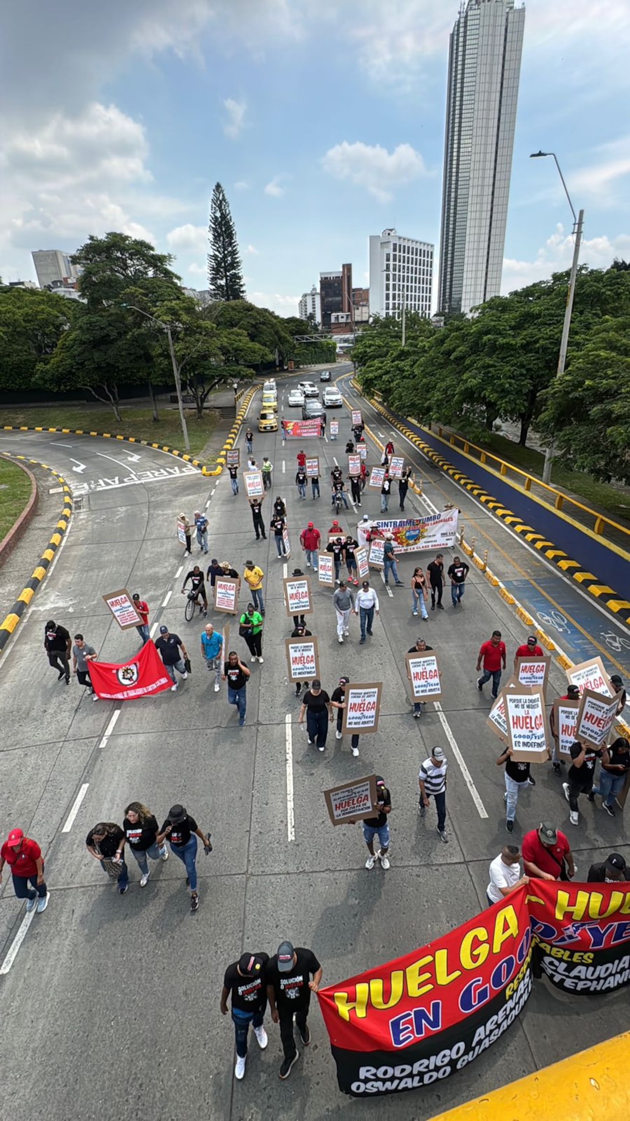 La protesta continúa debido a que no se ha logrado un acuerdo entre las partes; los trabajadores mantienen sus exigencias y no se registran avances en las negociaciones.