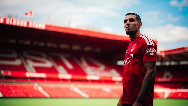 Daniel Muñoz luce los colores del Nottingham Forest, equipo de la Premier League de Inglaterra.