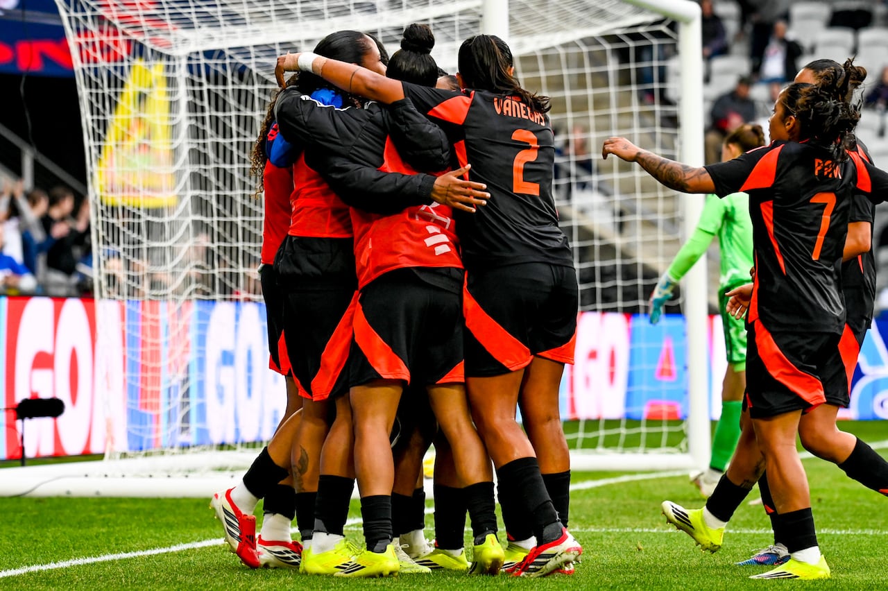 Jugadoras de Colombia celebran el gol de Linda Caicedo en el duelo entre Colombia y Argentina por la She Believes Cup 2026.