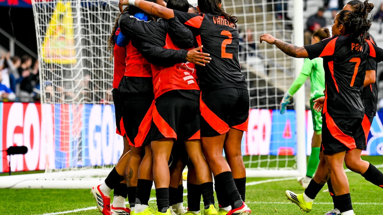 Jugadoras de Colombia celebran el gol de Linda Caicedo en el duelo entre Colombia y Argentina por la She Believes Cup 2026.