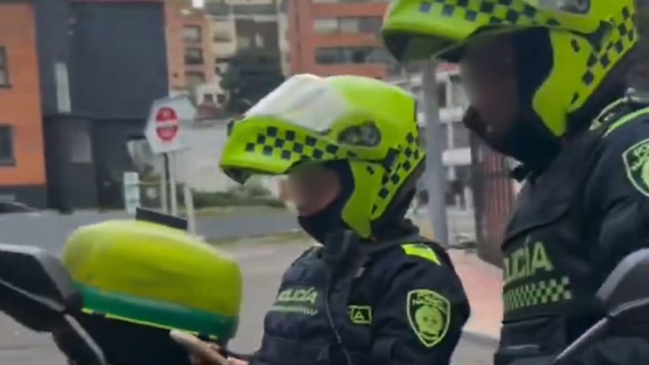 Dos policías son investigados tras la denuncia de un conductor que aseguró haber entregado $800.000 para evitar la inmovilización de su vehículo.