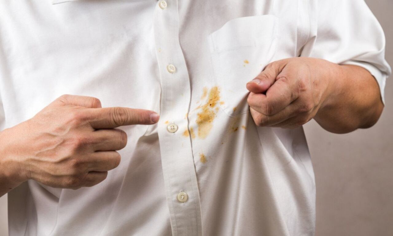 Manchas de comida en la ropa.