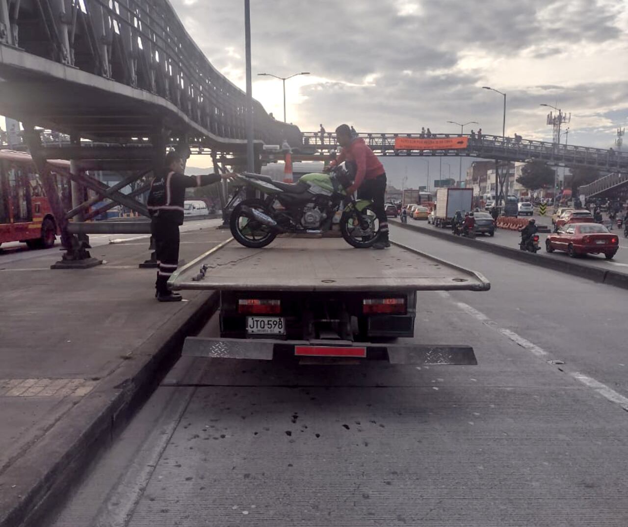 conductor subió la moto a Transmilenio y lo multaron