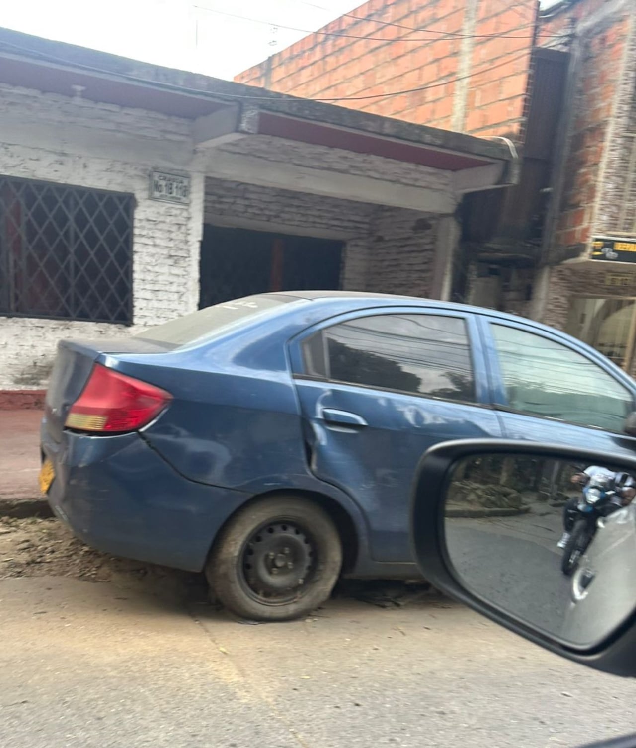 La comunidad solicita la intervención de las autoridades para retirar el vehículo y recuperar el espacio público.