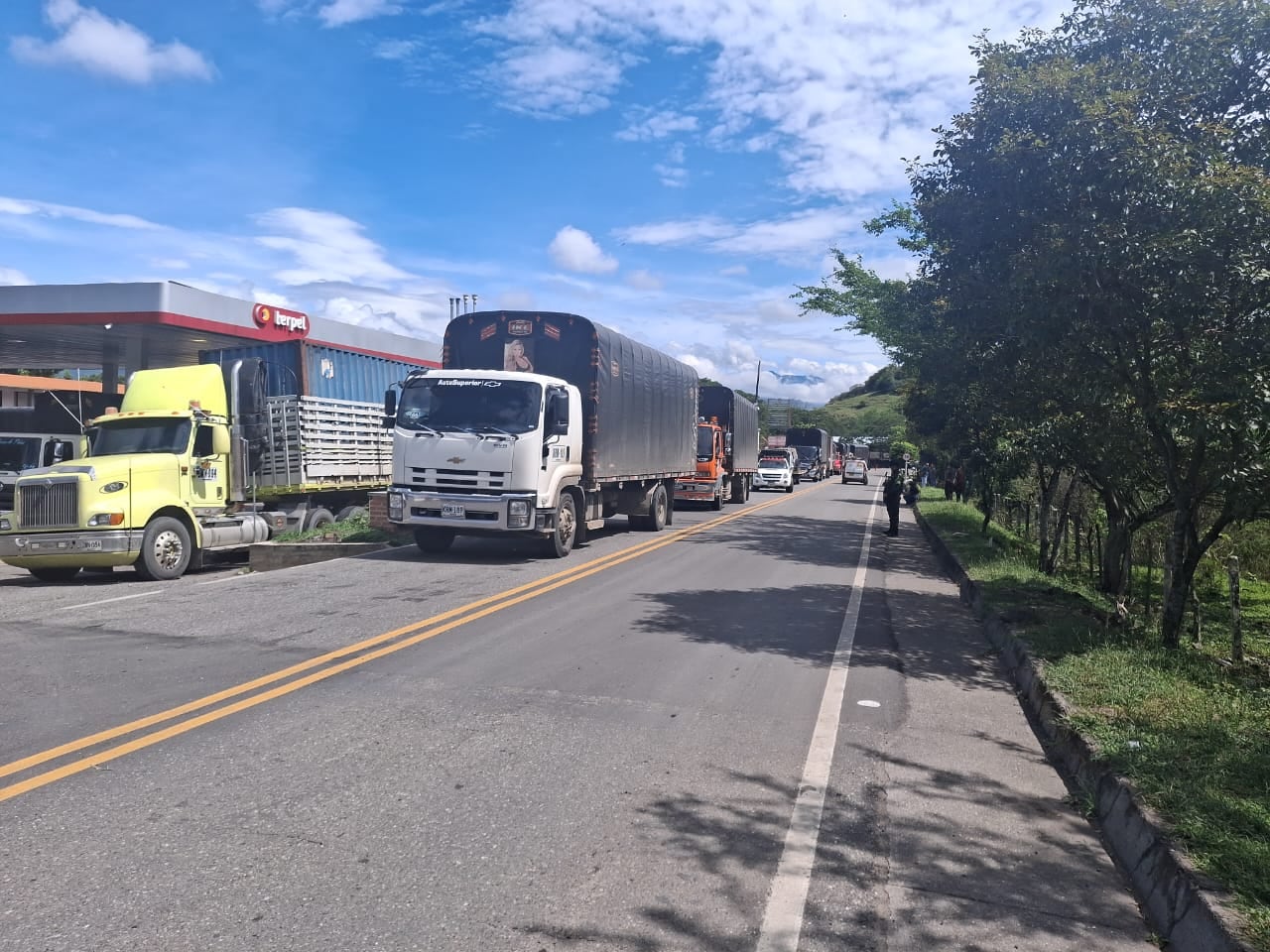 Las autoridades, con el apoyo de la fuerza pública, adelanta los controles, en la ruta alterna Higuerones–Mojarras tras el cierre total de la vía Panamericana por un gigantesco derrumbe de piedras.