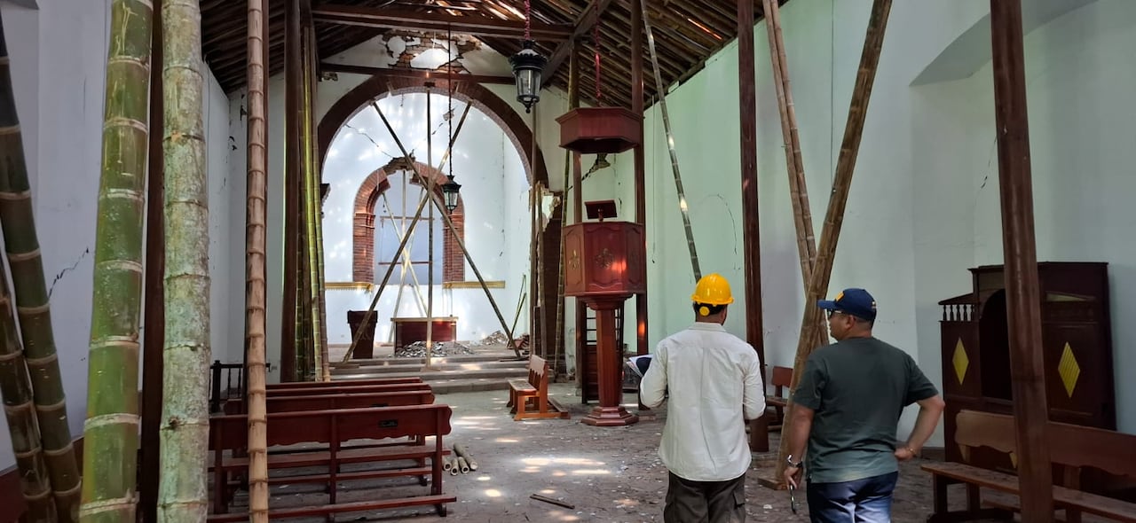 Intervención de primeros auxilios en el interior de La Ermita. Ingenieros y maestros instalaron pie derechos de madera y andamios de guadua para sostener las vigas y estabilizar los arcos de ladrillo comprometidos por el terremoto.