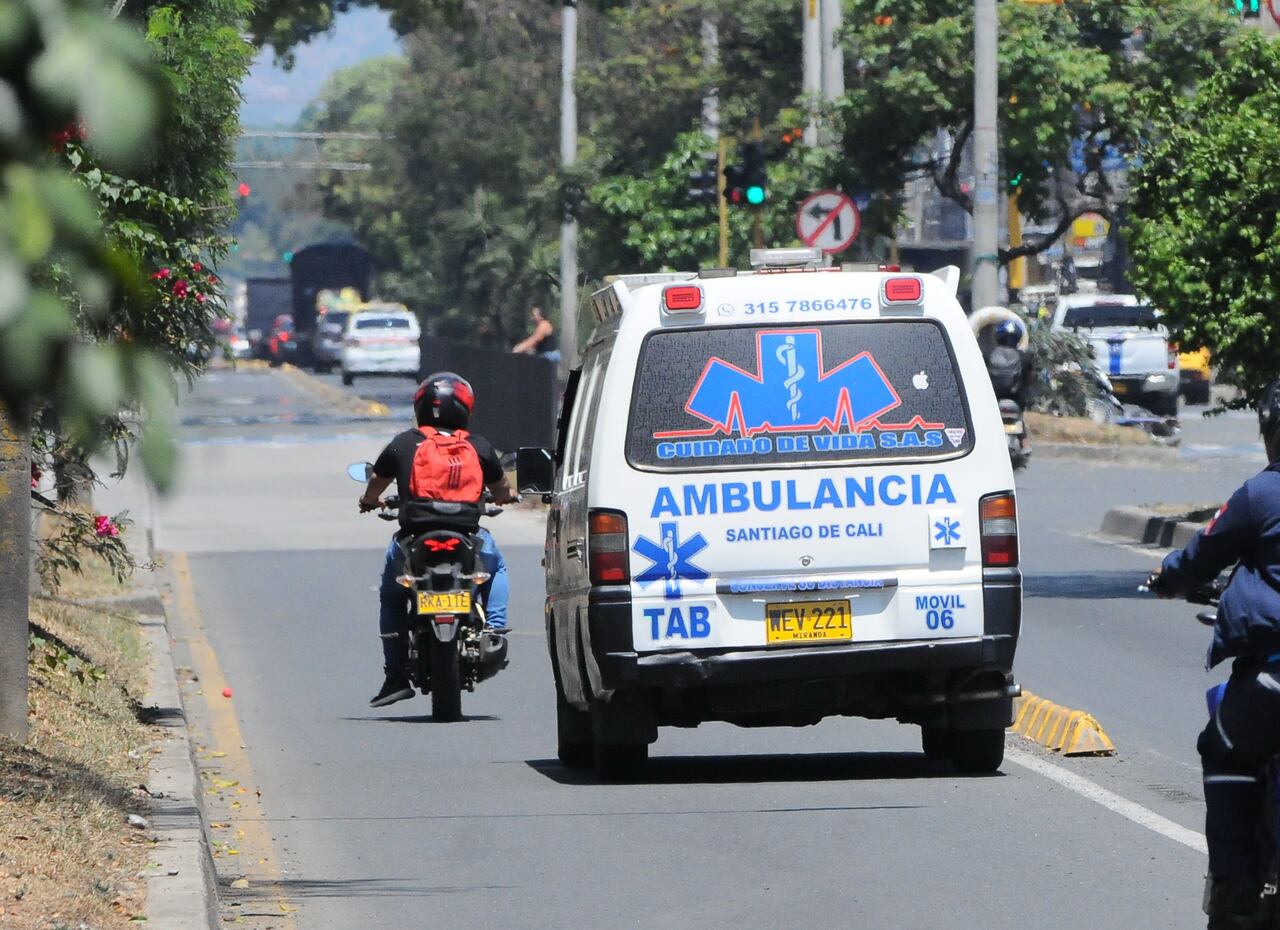 Cali: Cada vez son más frecuentes los accidentes en la ciudad por imprudencia de ambulancia, entre otras el uso indebido del carril del Mío. En lo corrido del año ya van más de 10, en esta ocasión un ciclista fue la víctima mortal. Foto José L Guzmán. El País, julio 29-23