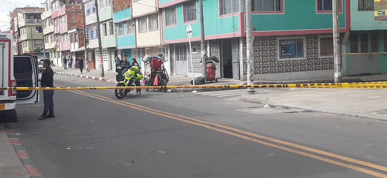Momento en el que las autoridades hacen las investigaciones de la riña que se presentó este domingo 31 de mayo en la ciudad de Bogotá.