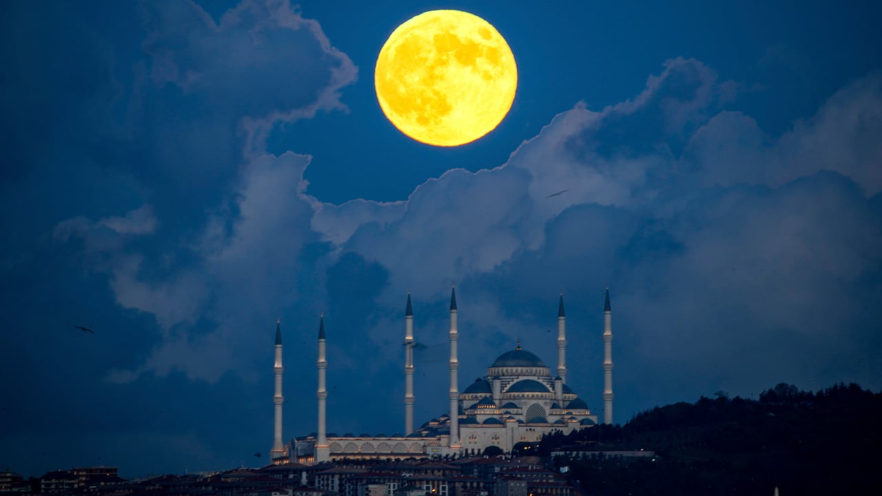 Una superluna sale detrás de la mezquita Camlica en Estambul, Turquía. Jueves 17 de octubre de 2024.