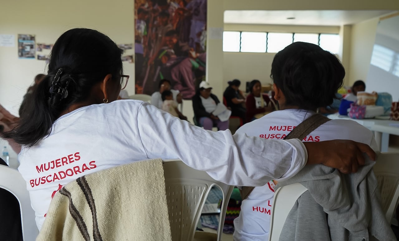 Mujeres indígenas del pueblo Nasa participaron en Caldono, Cauca, en una jornada de formación sobre búsqueda de personas desaparecidas junto a expertos de Guatemala.