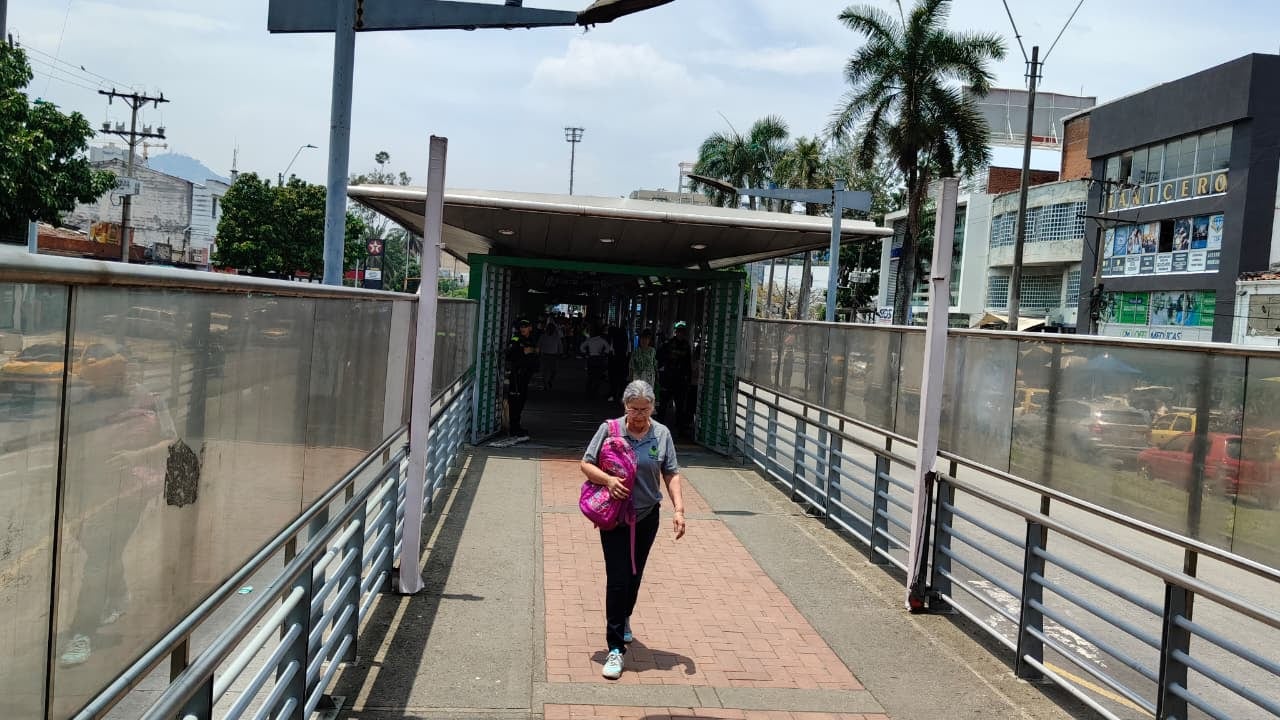 Las autoridades hicieron presencia en algunas de las estaciones que se vieron afectadas la noche del 8 de abril.