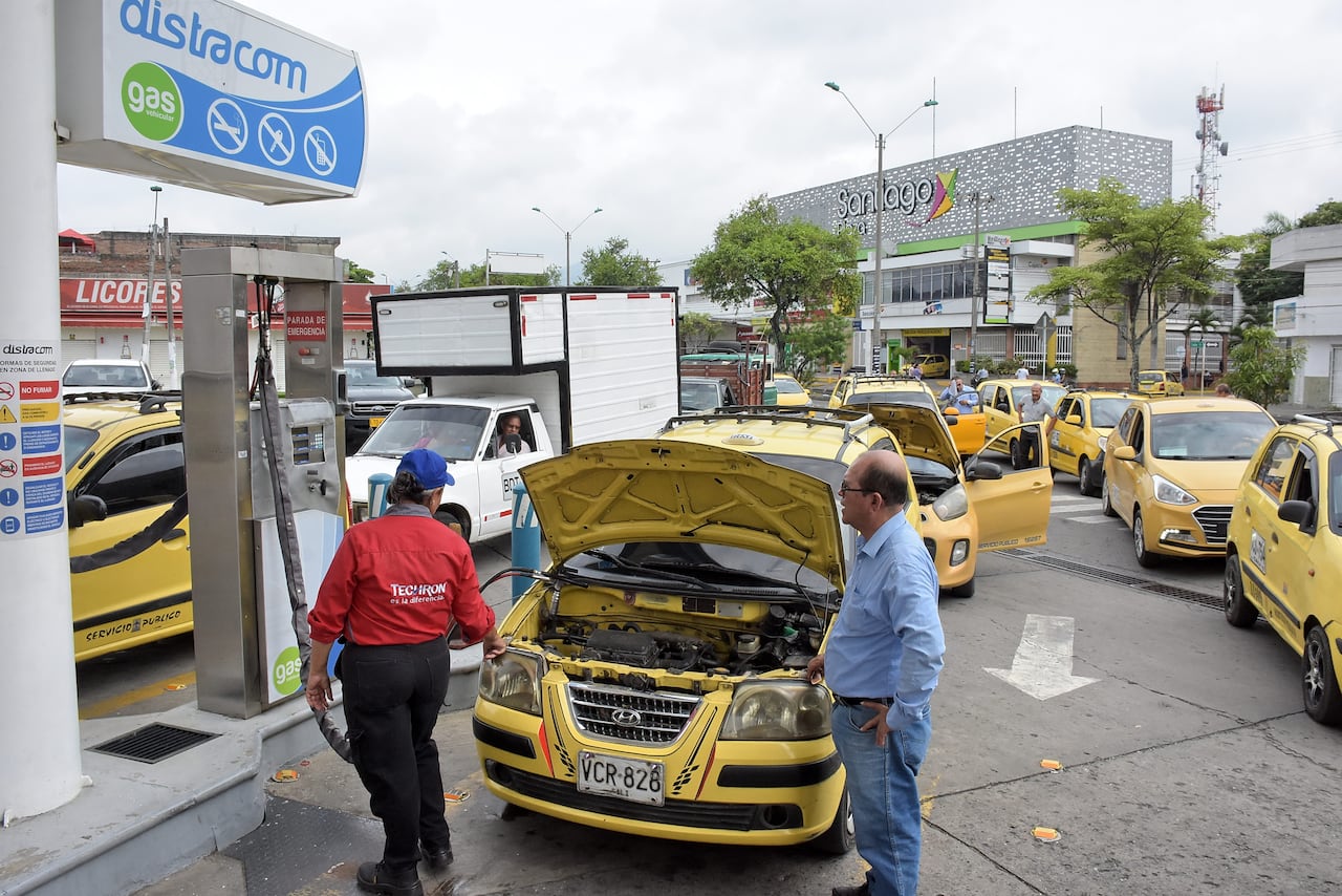 Tras el anuncio de la Empresa Gases de Occidente de la Suspensión del Servicio de Gas Domiciliario, Comercial y Vehicular, Largas filas se pueden observar en la Estación de servicio ubicada en la Cra 15 con Calle 52