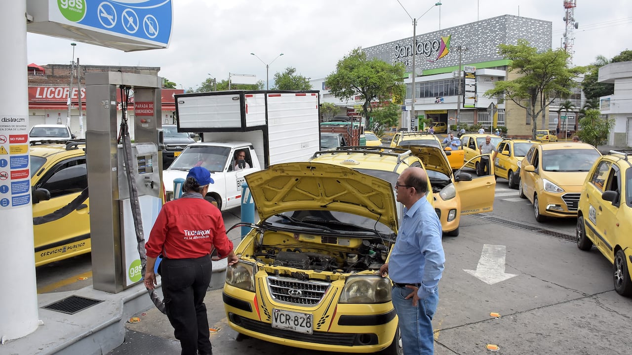 Tras el anuncio de la Empresa Gases de Occidente de la Suspensión del Servicio de Gas Domiciliario, Comercial y Vehicular, Largas filas se pueden observar en la Estación de servicio ubicada en la Cra 15 con Calle 52