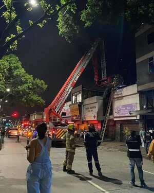 El Cuerpo de Bomberos de Cali, llegó hasta la discoteca ubicada en el barrio Santa Rosa de Cali, para rescatar al joven de 24 años de edad, que al parecer habría saltado desde un cuarto piso.
