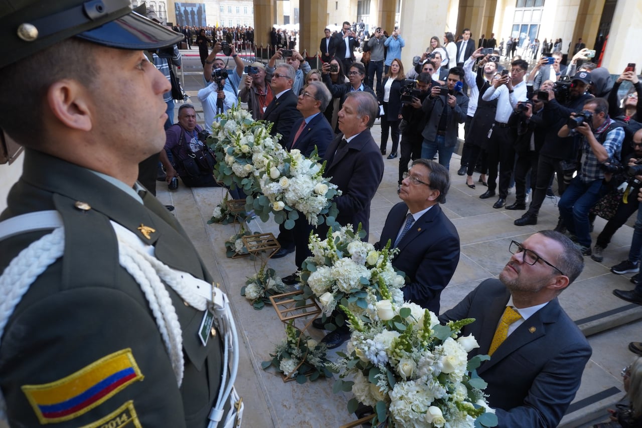 El homenaje a las víctimas se depositó en la frase: “Que cese el fuego”.