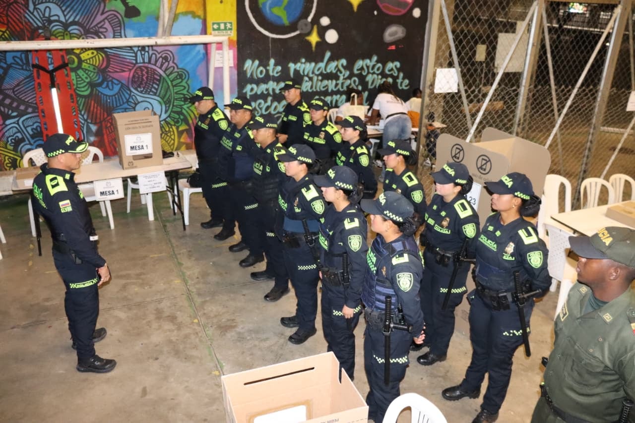 Uniformados de la Policía Nacional comenzaron el despliegue de seguridad en los puestos de votación de Cali y el Valle del Cauca antes de la apertura de las urnas.