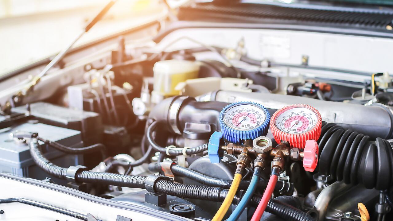 Revisión de líquido refrigerante para el motor de un carro.