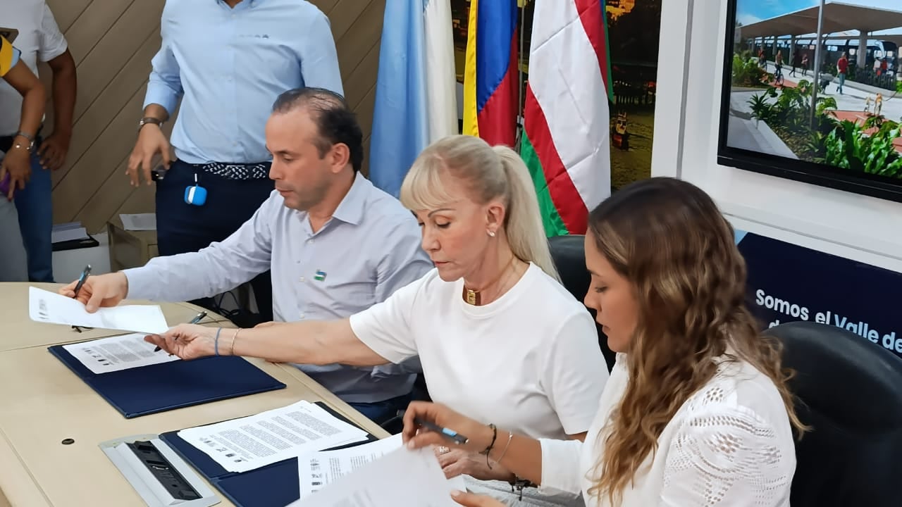 Alcaldes de Cali (izquierda) y Jamundí (derecha) y la Gobernadora del Valle (centro) firmaron el convenio de cofinanciación para avanzar en el proyecto del Tren de Cercanías.