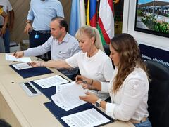 Alcaldes de Cali (izquierda) y Jamundí (derecha) y la Gobernadora del Valle (centro) firmaron el convenio de cofinanciación para avanzar en el proyecto del Tren de Cercanías.