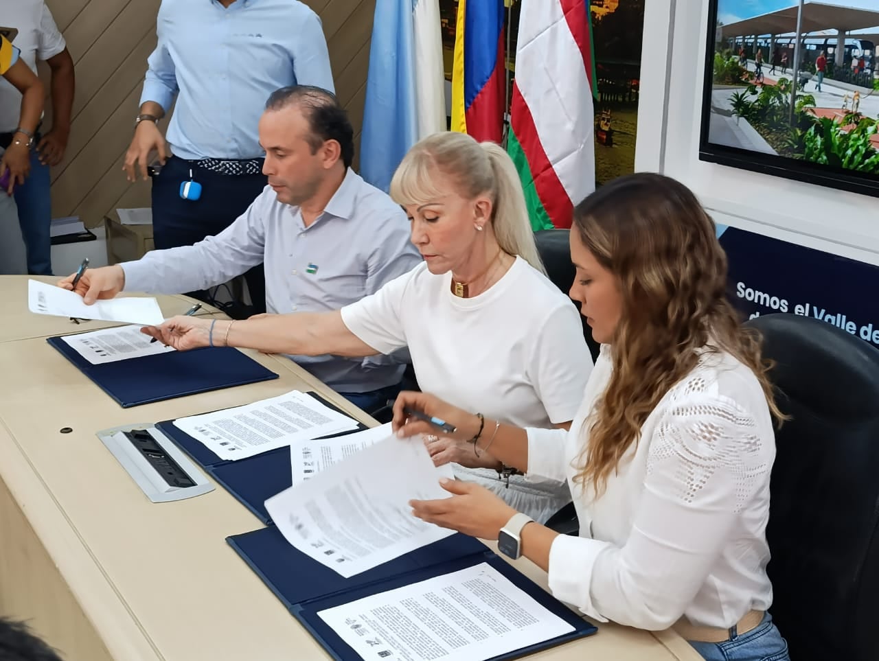 Alcaldes de Cali (izquierda) y Jamundí (derecha) y la Gobernadora del Valle (centro) firmaron el convenio de cofinanciación para avanzar en el proyecto del Tren de Cercanías.
