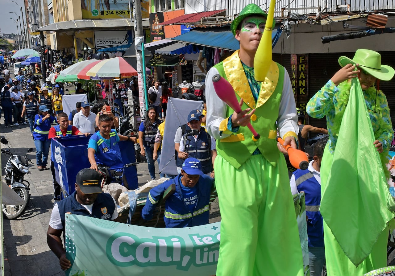 Con una numerosa caravana liderada por la Alcaldía de Cali, Grecocentro y las asociaciones de recicladores de oficio ASOBOCE y AMURE, las calles y los transeúntes del centro de la ciudad fueron testigos de la ‘Gran reciclatón’, encabezados por la Unidad Administrativa Especial de Servicios Públicos, UAESP, que busca incentivar la separación en la fuente de los residuos sólidos y la entrega de los materiales aprovechables a los recicladores de oficio. Fotos Raúl Palacios / El Pais / 18 de Julio del 2023 Cali.