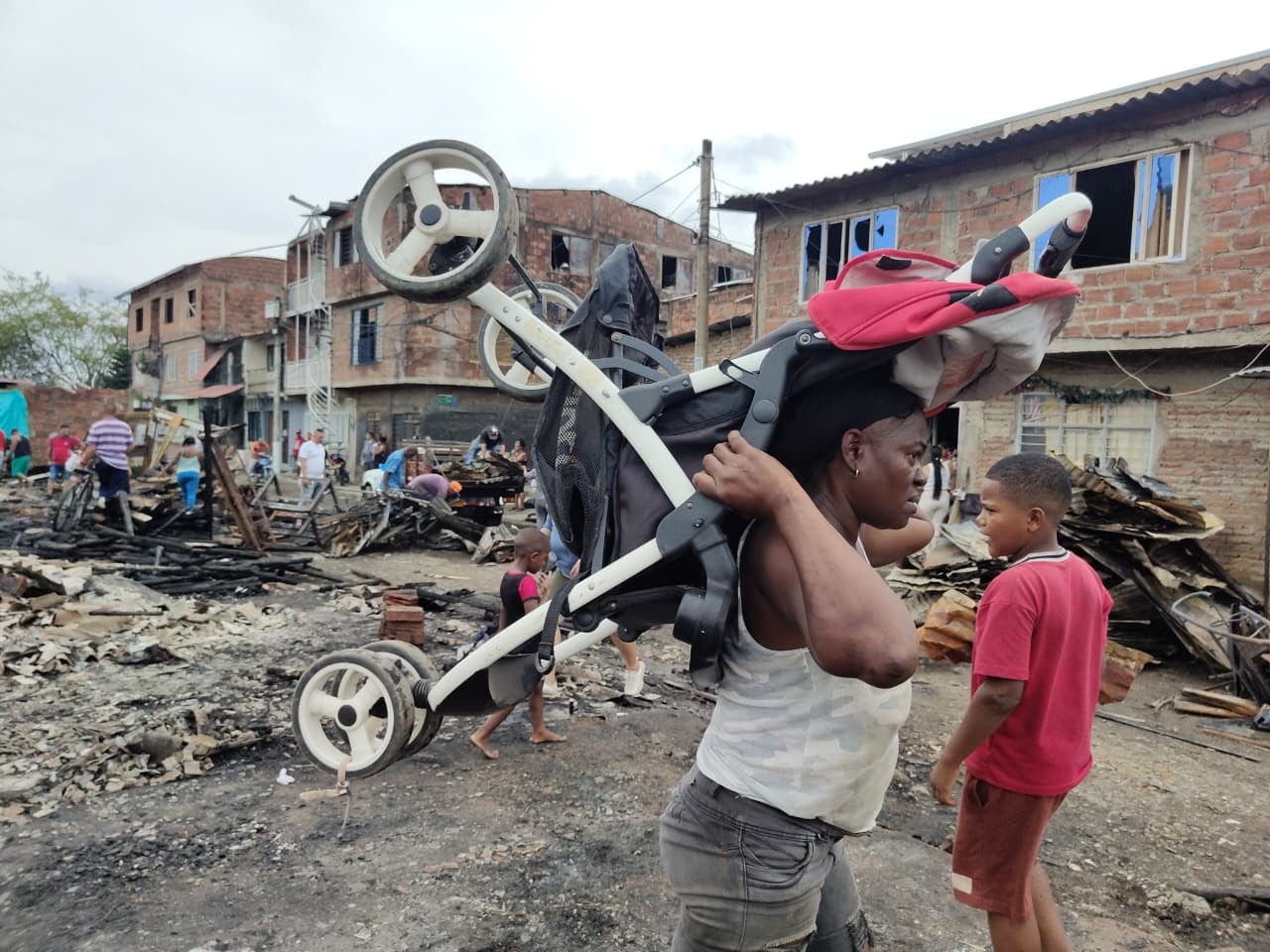Fotos del incendio que afectó a 20 casa en El Pondaje, oriente de Cali