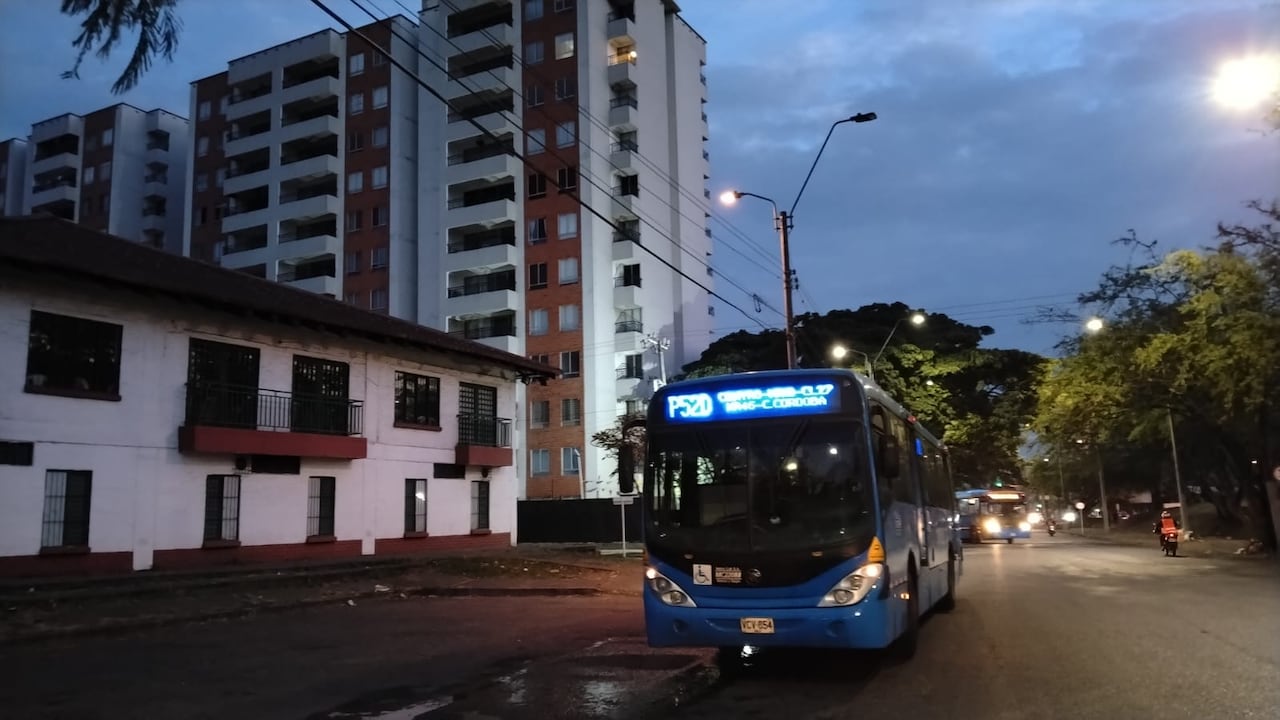 Los habitantes aseguran que los buses permanecen con los motores y sistemas de aire acondicionado encendidos durante varios minutos mientras esperan para continuar su recorrido.