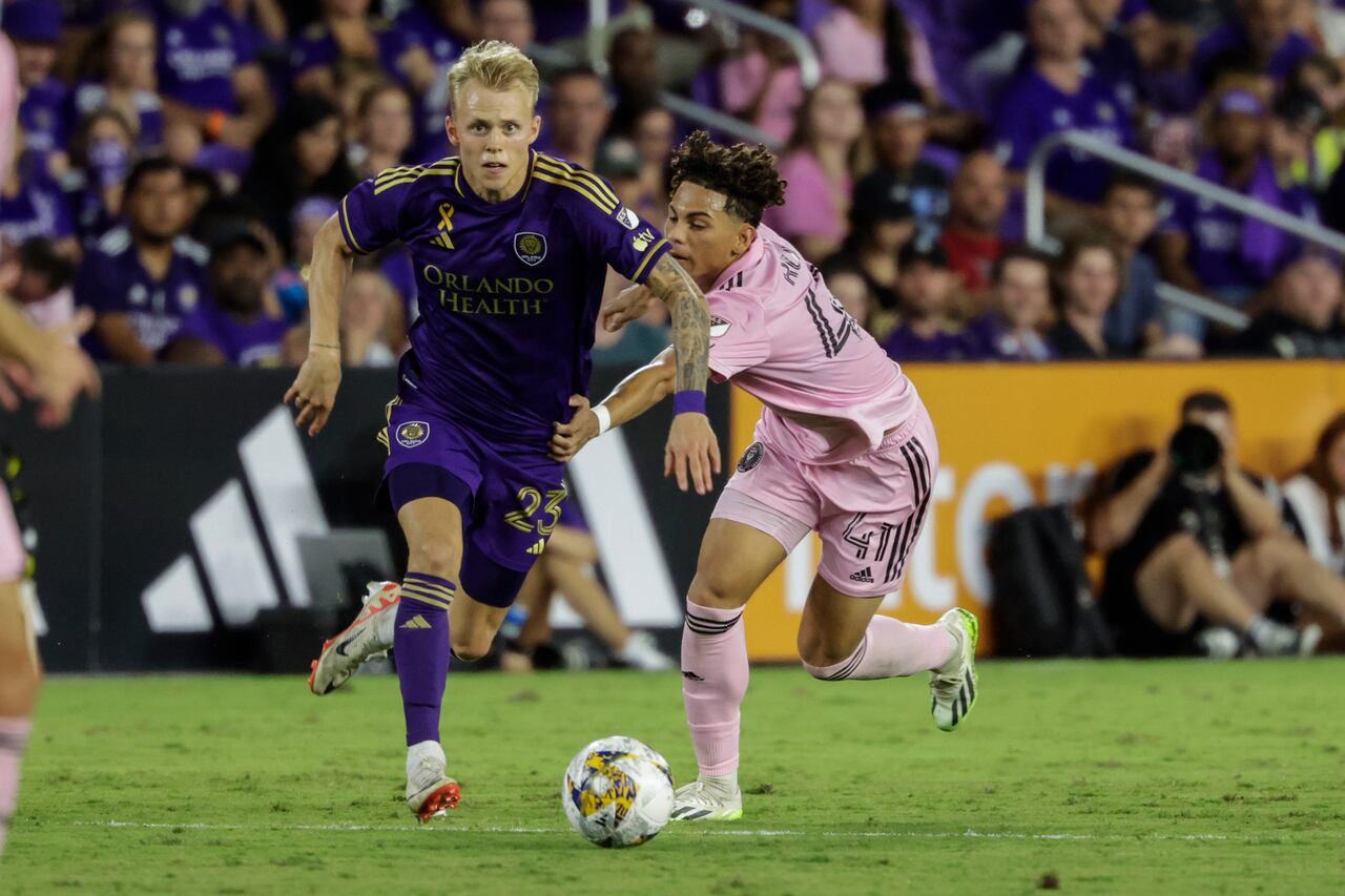 El mediocampista de la ciudad de Orlando Dagur Dan Þorhallsson, izquierda, pasa el balón por delante del mediocampista del Inter Miami David Ruiz, derecha, durante la segunda mitad de un partido de fútbol de la MLS, el domingo 24 de septiembre de 2023, en Orlando, Florida (AP Foto/Kevin Kolczynski )
