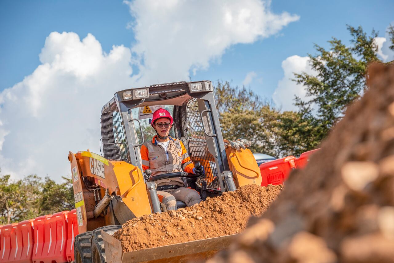 El proyecto genera más de 4.500 empleos, cuenta con más de 100 frentes de obra y 800 equipos que trabajan a toda marcha.