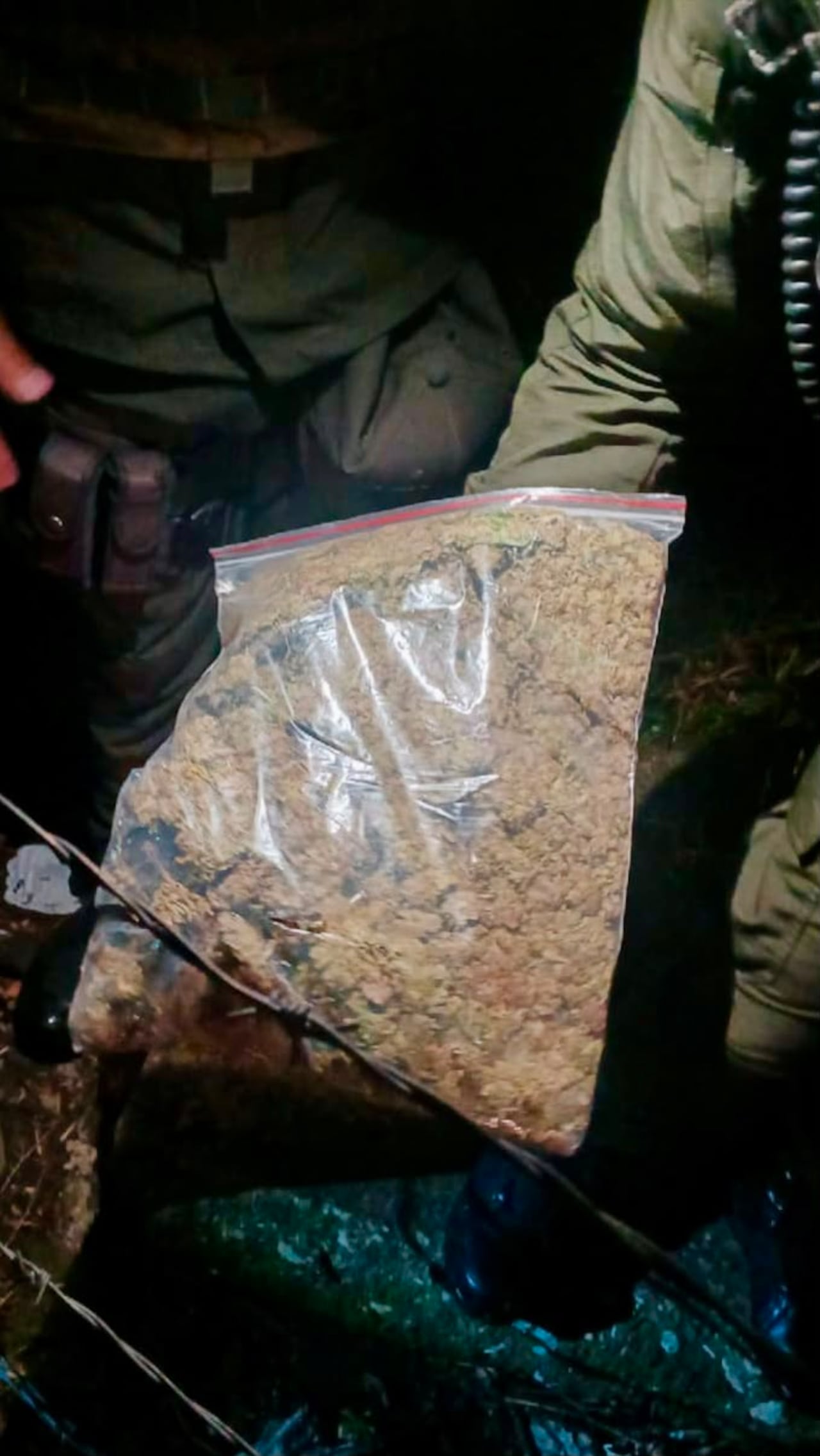 Tras una persecución y el plan candado, los policías interceptaron a los sospechosos, recuperando una bolsa con marihuana arrojada hacia una zona verde cercana.