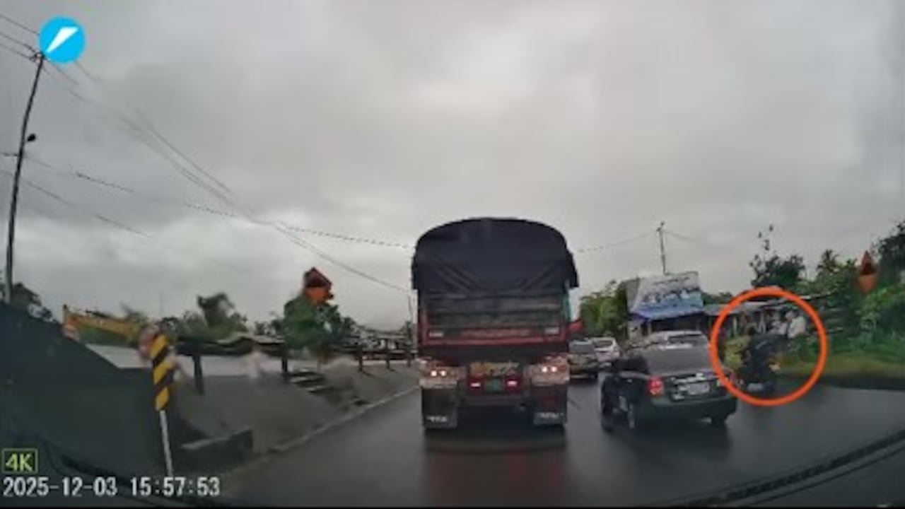 en video quedó registrado el hurto a un vehículo en una carretera del Valle del Cauca. Los asaltantes habrían obligado al conductor del automotor a descender de éste, y se lo llevaron con rumbo desconocido.
