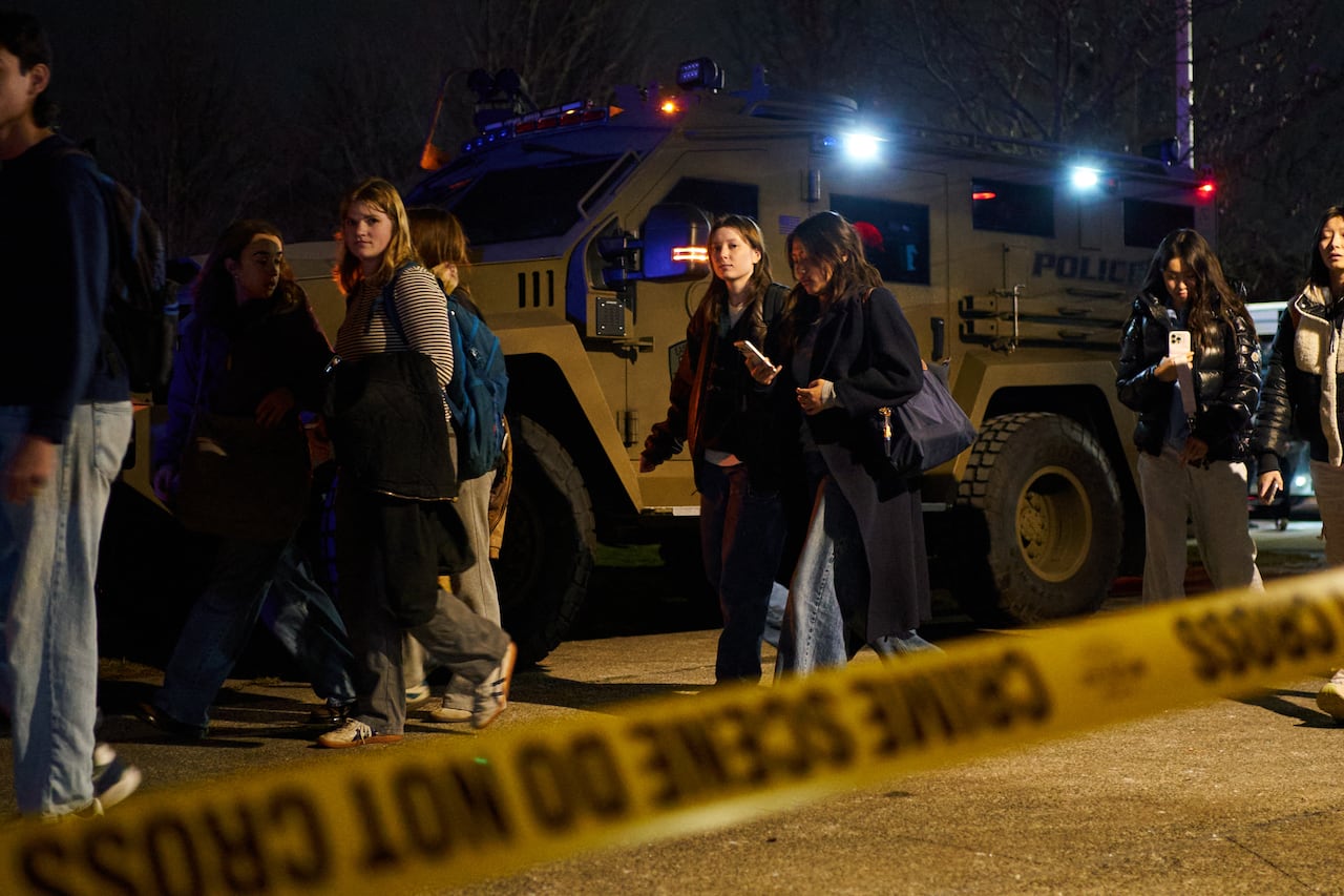 Estudiantes evacuados de la Universidad de Brown llegan a un centro temporal de reunificación familiar en el Nelson Fitness Center de la Universidad de Brown en Providence, Rhode Island, el 13 de diciembre de 2025. Cientos de policías buscaban el domingo a un hombre armado que mató a dos personas e hirió a otras nueve en la Universidad de Brown, lo que sumió al campus del este de Estados Unidos en un estado de confinamiento. (Foto de Bing Guan / AFP)