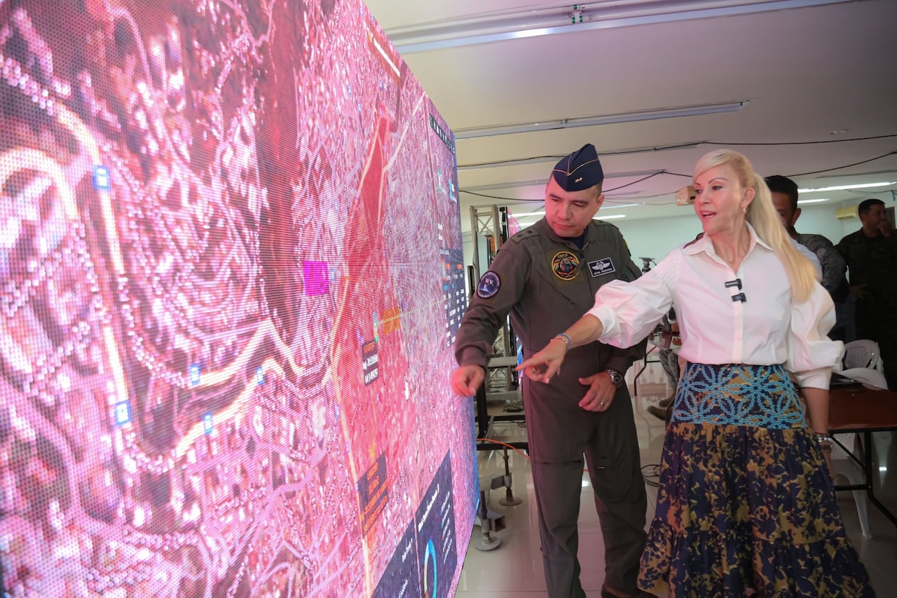 La gobernadora del Valle del Cauca, Dilian Francisca Toro, junto a miembros de la Fuerza Pública, supervisa en el Centro de Gestión de Emergencias y Seguridad (CGES) las operaciones de control territorial apoyadas por el sistema de monitoreo satelital.