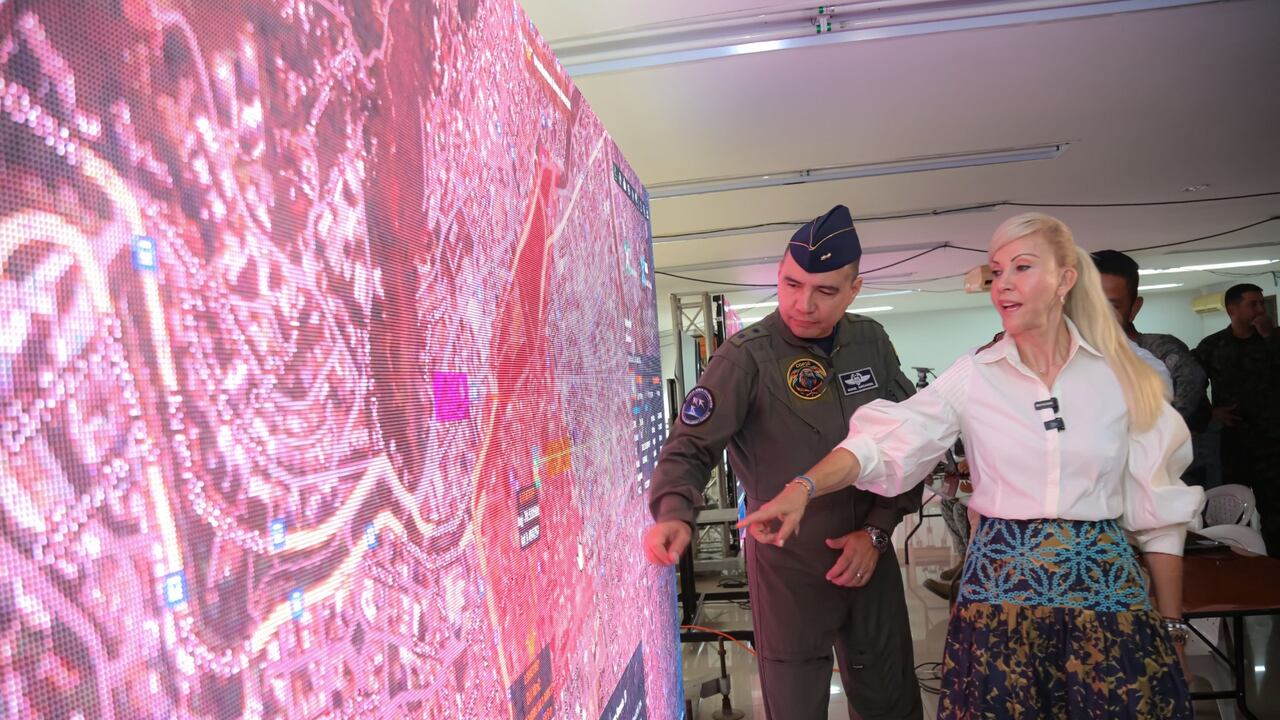 La gobernadora del Valle del Cauca, Dilian Francisca Toro, junto a miembros de la Fuerza Pública, supervisa en el Centro de Gestión de Emergencias y Seguridad (CGES) las operaciones de control territorial apoyadas por el sistema de monitoreo satelital.