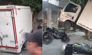 El camión colisionó contra varias motocicletas y una vivienda.