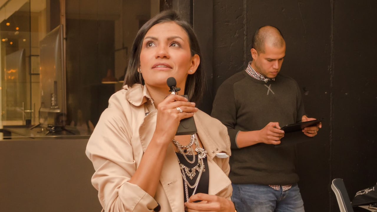 Emprendedores colombianos están impulsando a profesionales migrantes de países como México, Colombia, Chile, Argentina, Bolivia, República Dominicana y Venezuela, entre otros, a crear negocios digitales en Estados Unidos, a través de un modelo que convierte la experiencia laboral en servicios y consultorías rentables en el mercado global.