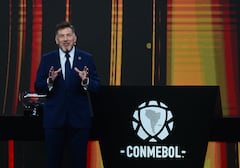 El presidente paraguayo Alejandro Domínguez pronuncia un discurso durante el sorteo de la fase de grupos de la Copa Libertadores y la Copa Sudamericana.