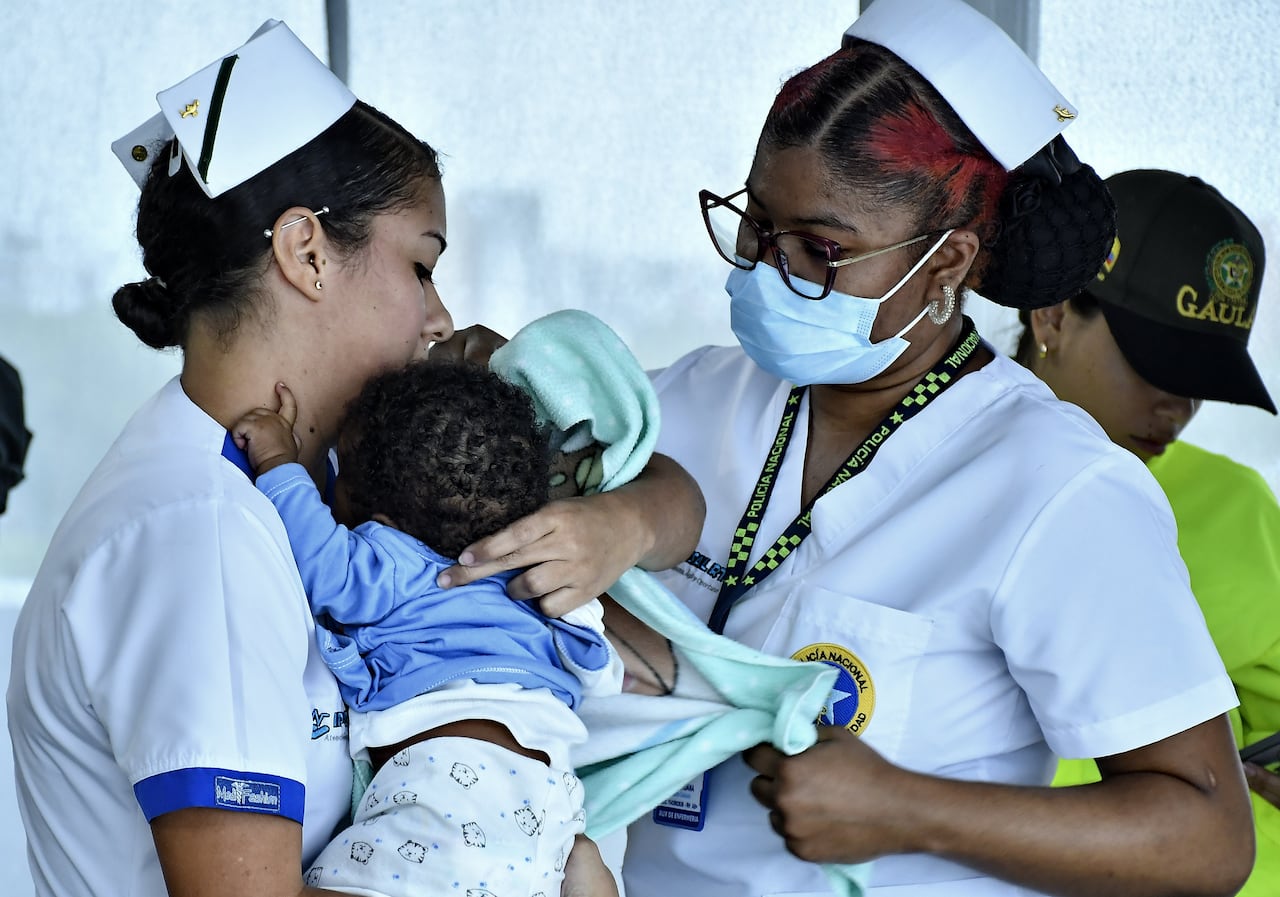 Este jueves, 27 de febrero, la Policía Metropolitana de Cali le confirmó a El País que el bebé de dos meses, raptado en las últimas horas en la capital del Valle, fue rescatado.
Según la información preliminar, el menor fue ubicado en el departamento del Cauca, tras una intensa búsqueda en la que participaron diferentes especialidades de la Fuerza Pública. Y, Sobre las 11:00 a. m., llegó Cali. Fotos Raúl Palacios / El País.