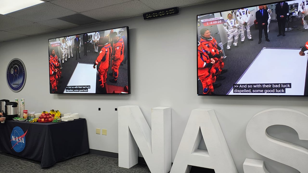 La expectativa crece en la sala de prensa de la Nasa ante el lanzamiento de Artemis II. Foto: exclusiva para El País