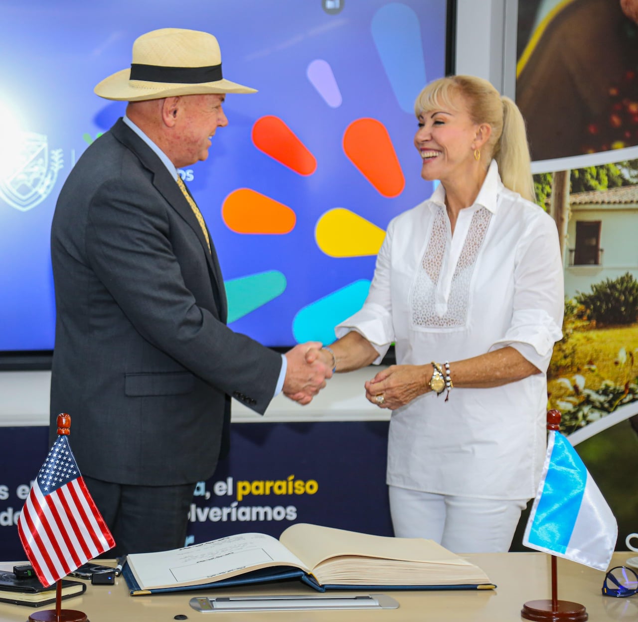 Gobernadora del Valle, Dilian Francisca Toro, se reunió con John McNamara, encargado de negocios de la Embajada de Estados Unidos en Colombia.