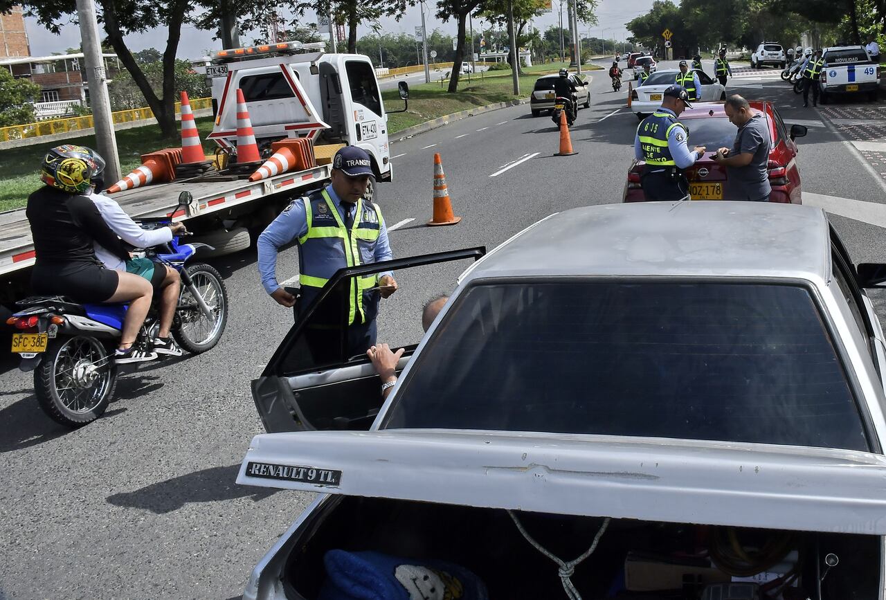 Las principales vías de ingreso y salida de Cali se encuentran totalmente monitoreadas por los agentes de tránsito de la ciudad, que establecieron puestos de control e hicieron un llamado a la precaución a la hora de conducir. La falta de documentación, el exceso de velocidad y el no uso del cinturón de seguridad son las principales causas de multas y llamados de atención. Fotos Raúl Palacios / El País.