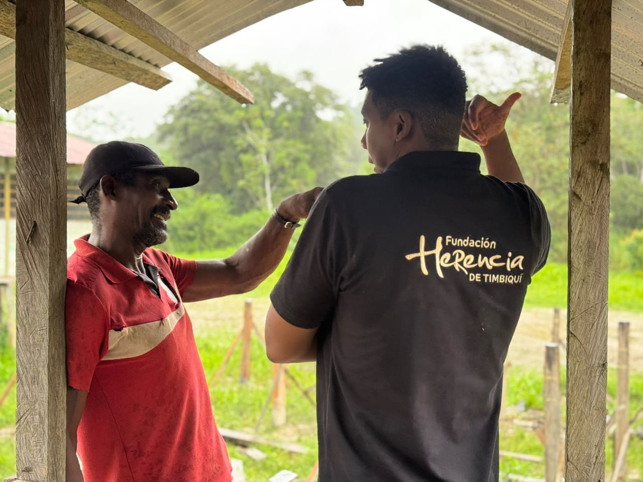 Dos meses después del terremoto, la Fundación Herencia de Timbiquí ya está reconstruyendo junto a las comunidades del litoral Pacífico colombiano.