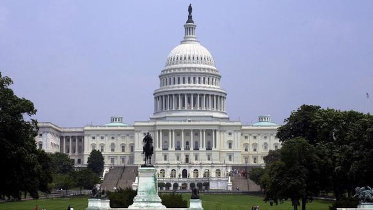 Esta foto muestra la vista de la fachada norte del Capitolio de los Estados Unidos en Washington, DC, el 28 de junio de 2001. (Foto: EMilie Sommer / AFP)