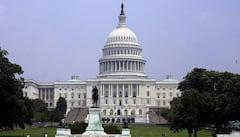 Esta foto muestra la vista de la fachada norte del Capitolio de los Estados Unidos en Washington, DC, el 28 de junio de 2001. (Foto: EMilie Sommer / AFP)