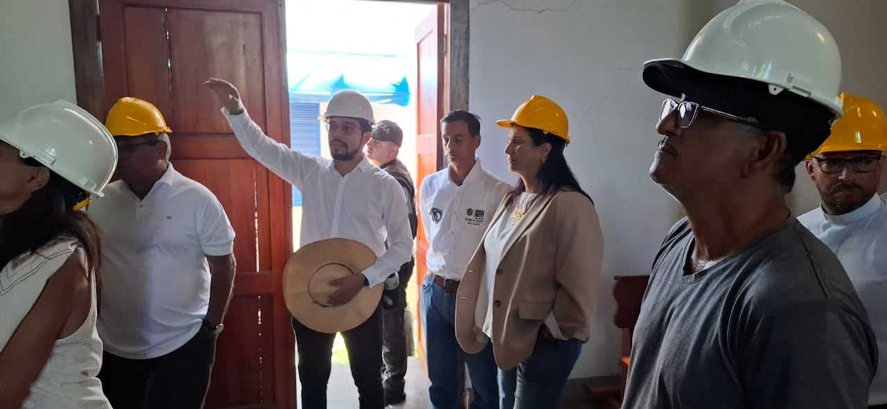 Detalle de las vigas y andamios de madera dispuestos para estabilizar los arcos interiores de La Ermita. La falta de piezas pequeñas como las dovelas cercanas a la clave alteró la distribución original de cargas del templo